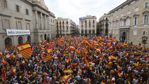 Manifestantes en la plaza San Jaume de Barcelona en favor de la unidad de España