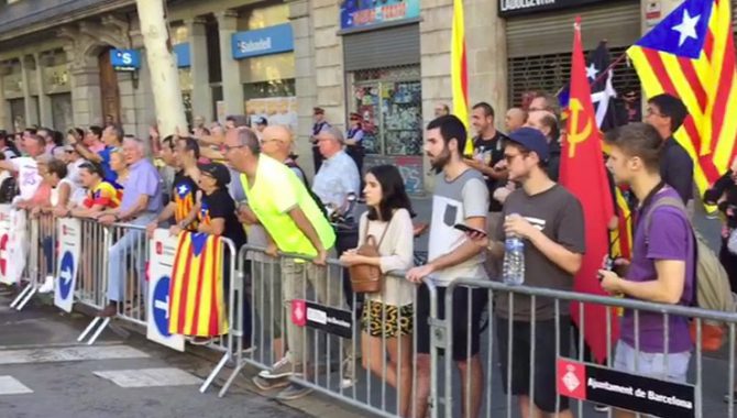 Separatistas catalanes increpan a la representación de los socialistas catalanes que acudió a la ofrenda a Rafael de Casanova (foto e-noticies).
