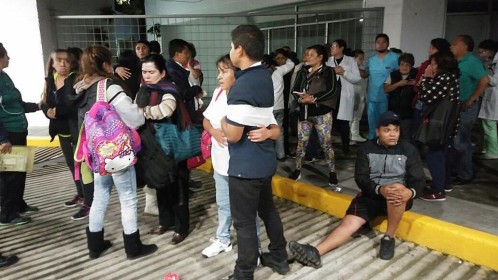 Pacientes y médicos de un hospital de Ciudad de México permanecen fuera de sus hogares tras el fuerte sismo