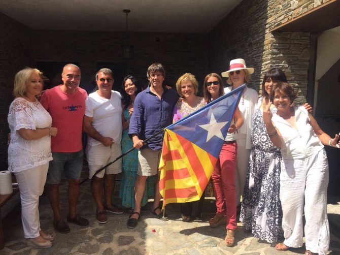 José Luis Trapero, segundo por la izquierda, posa junto a Puigdemont, con vestuario veraniego y sosteniendo una estelada, Rahola, Laporta y otros amigos en Cadaqués.