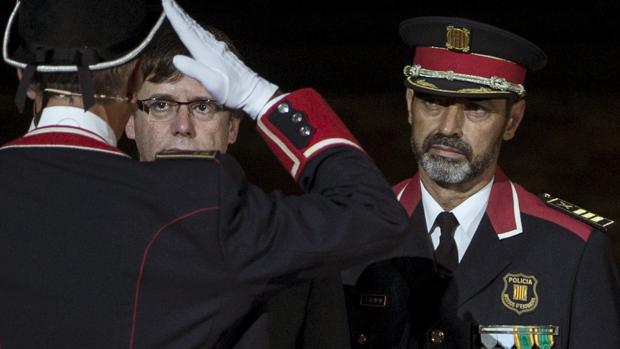 Josep Lluis Trapero, máximo responsable de los Mossos, junto al presidente Puigdemont