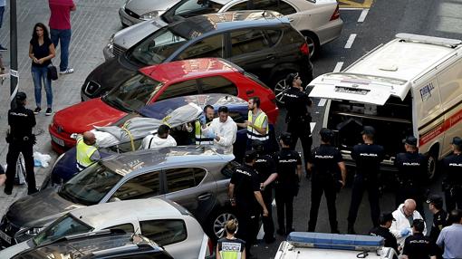 Imagen del traslado de uno de los dos cadáveres