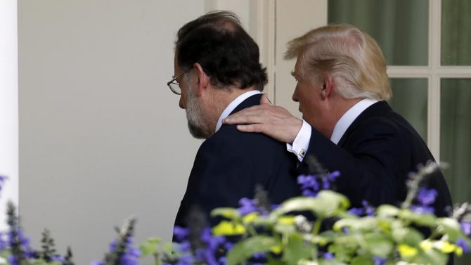 Gesto afectuoso de Donald Trump con el presidente del Gobierno español, Mariano Rajoy