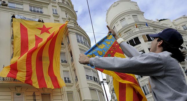 Un valenciano protesta contra la presencia de una estelada en la capital del Turia.