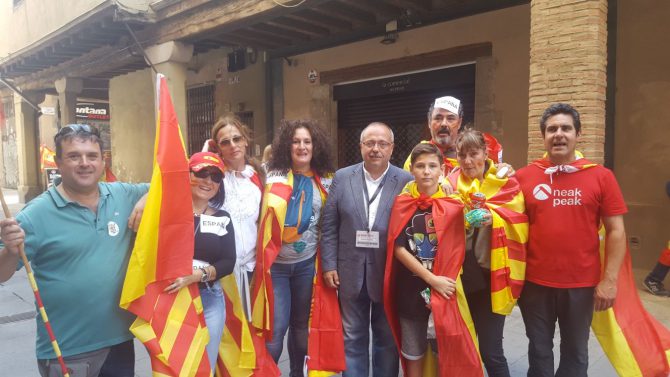 Gerard Bellalta (en el centro) , con patriotas catalanes.