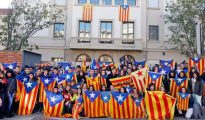 Alumnos de un instituto de Vic (Barcelona) posando con banderas independentistas