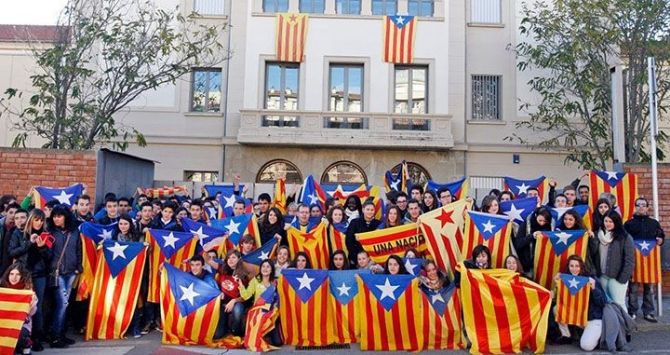 Alumnos de un instituto de Vic (Barcelona) posando con banderas independentistas