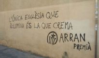 Pintada terrorista en una iglesia de Cataluña firmada por Arran, las juventudes de la CUP.