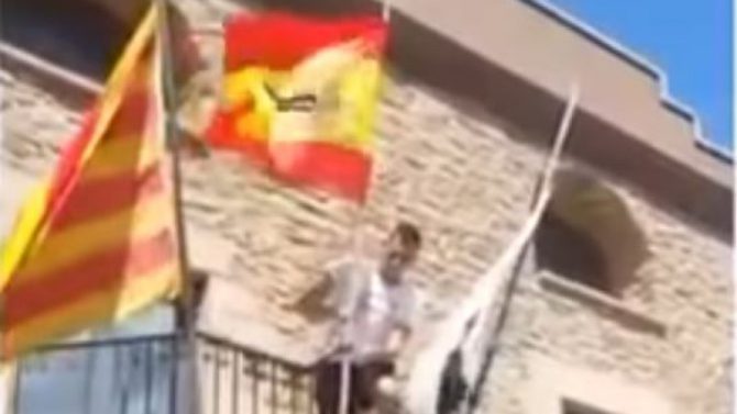 Momento en el que Raúl Macià coloca la bandera de España en el bancón del Ayuntamiento de Balsanery (Barcelona).