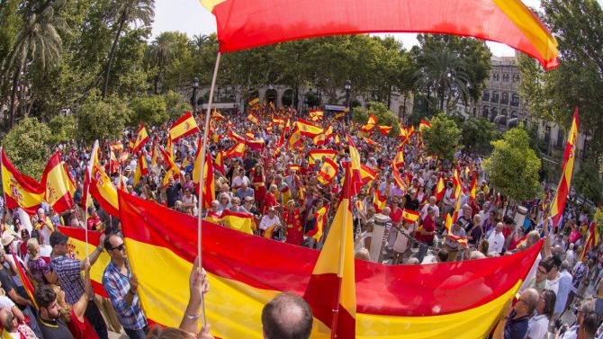 Manifestantes en Sevilla a favor de la unidad de España.
