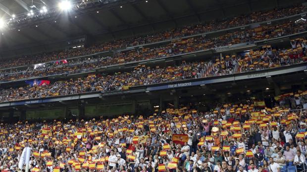 Banderas en las gradas de un campo de fútbol
