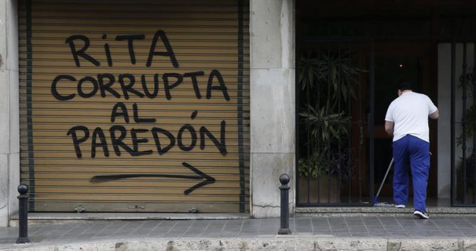 Pintada contra la ya fallecida Rita Barberá en la puerta de su casa