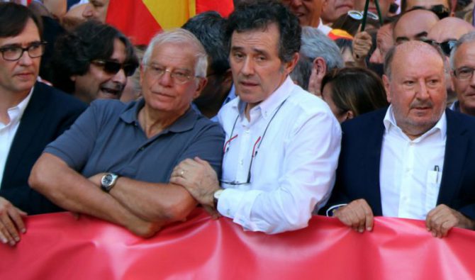 Imagen de Josep Borrell en la cabeza de la manifestación a favor de la unidad de España.