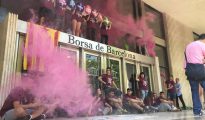 Jóvenes de la CUP se encadenan a las puertas de la Bolsa de Barcelona (La Vanguardia)