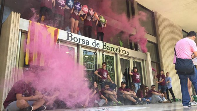 Jóvenes de la CUP se encadenan a las puertas de la Bolsa de Barcelona (La Vanguardia)