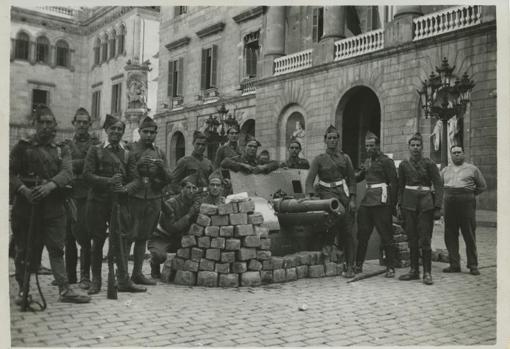 Cañones del Ejército español usados para conseguir la rendición de los rebeldes.