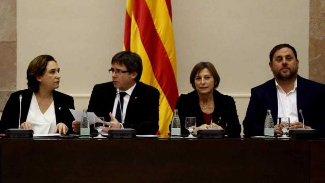 Colau, Puigdemont, Junqueras y Forcadell en un acto en el Parlament.