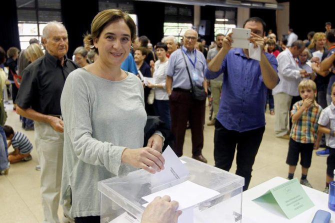 La alcaldesa de Barcelona, Inmaculada Colau, en el momento de votar en el referéndum ilegal.