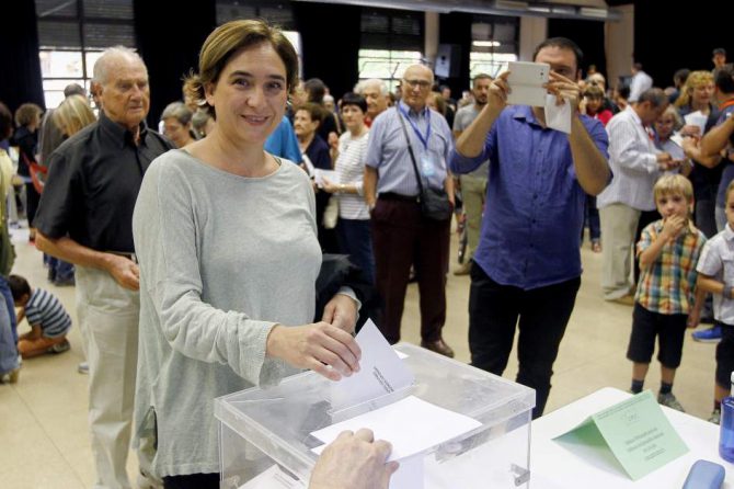 La alcaldesa de Barcelona, Inmaculada Colau, en el momento de votar en el referéndum ilegal. 