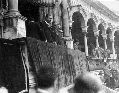 Lluis Companys y Francesc Macià presidiendo una corrida de toros en Cataluña.