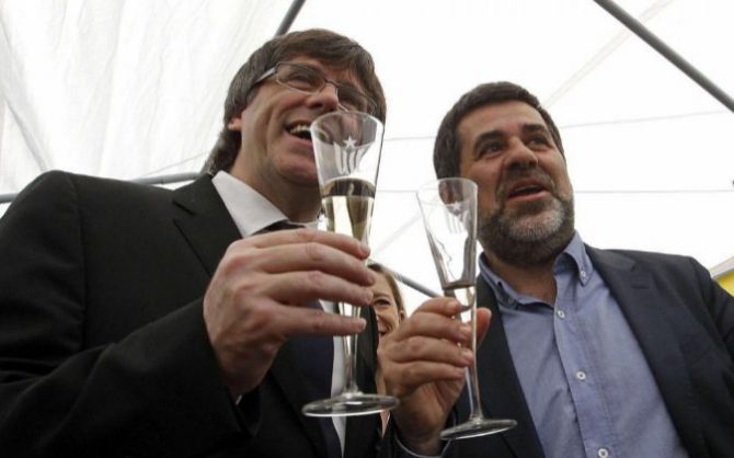Carles Puigdemont y Jordi Sánchez, brindando con cava.