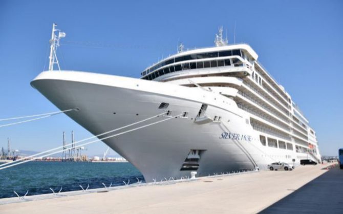 Imagen de un crucero de lujo amarrado en el Puerto de Tarragona