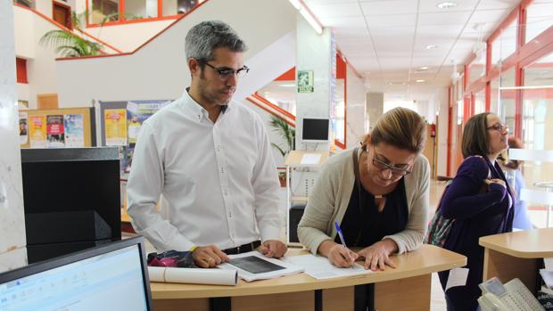 Entrega de las firmas en el Ayuntamiento de Lucena (ABC)