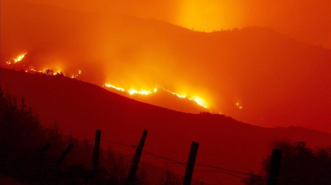 Llamas del incendio forestal que afecta a la zona de la Reserva Natural de los Ancares, en Lugo, este lunes.