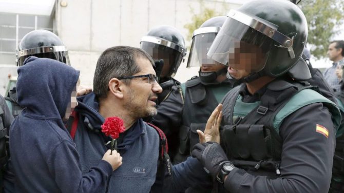 Un guardia civil convence a un padre de que no use a su hijo como escudo