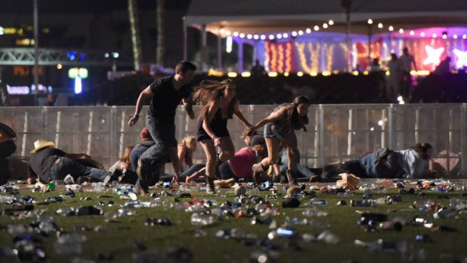 Asistentes al concierto en Las Vegas corren para ponerse a salvo al oírse los tiros. 