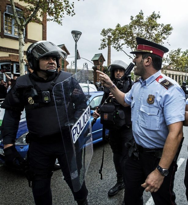 La inacción de los Mossos el 1-O provocó situaciones muy tensas cuando la Policía y la Guardia Civil recibieron la orden de suplirles en el operativo contra el referéndum. En la imagen, un 'mosso' se enfrenta a un policía durante una de las actuaciones que se realizaron ayer en Hospitalet de Llobregat (Barcelona).