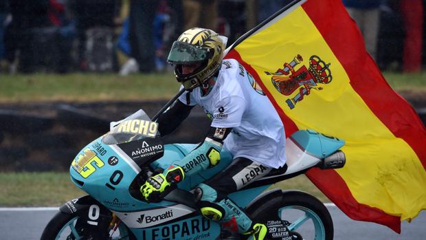 Joan Mir celebra en pista su título de campeón el mundo