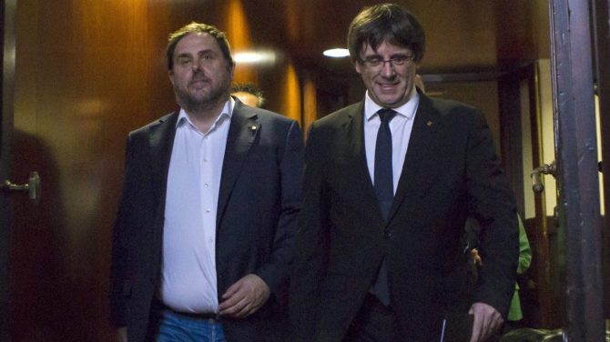 Junqueras y Puigdemont, en el Parlament de Cataluña.