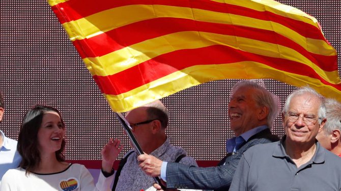 Vargas Llosa y Borrell en la manifestación. 