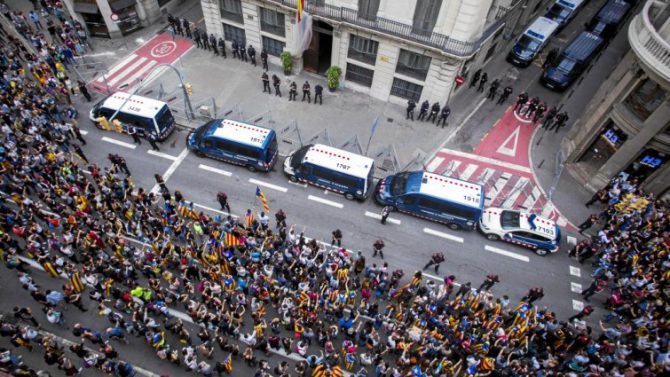 Masiva protesta de radicales separatistas frente a la Jefatura Policial de Barcelona en la Vía Laietana