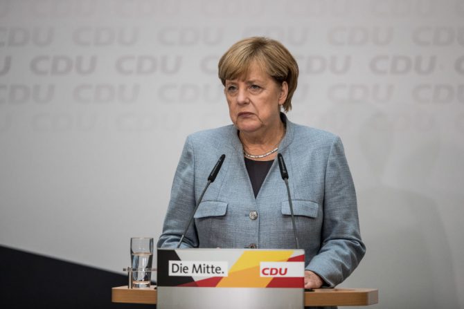 La canciller alemana, Angela Merkel, compareció ante los medios en Berlín el 25 de septiembre, el día después de que su coalición, la CDU-CSU, consiguiera el primer lugar en las elecciones generales con un 32,9% del voto, su peor resultado electoral en casi 70 años. 