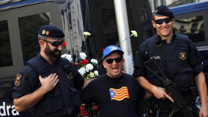 Dos Mossos durante el referéndum ilegal del 1-O