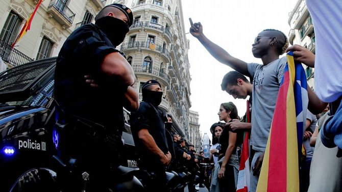 Manifestantes rodean la Jefatura Superior de Policía en Barcelona