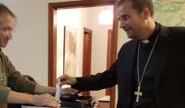 El obispo de Solsona, Xavier Novell, se fotografió votando en el referéndum ilegal y ha difundido las imágenes - Obispado de Solsona