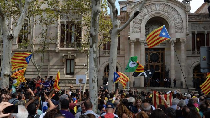 Agentes de los Mossos custodian la entrada del Palacio de Justicia de Barcelona (El Periódico)