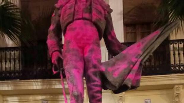 El vandalismo antitaurino que no cesa: pintadas en la estatua de Enrique Ponce