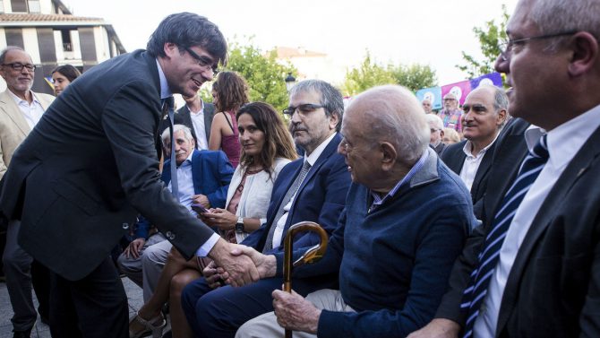 Carles Puigdemont saluda a Jordi Pujol.