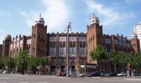 El jeque catarí Tamin ben Hamad al Zani se ofreció a comprar la plaza de toros Monumental de Barcelona, con sus aproximadamente 20.000 localidades, para convertirla en la mayor mezquita de Europa. (Imagen: Sergi Larripa/Wikimedia Commons)