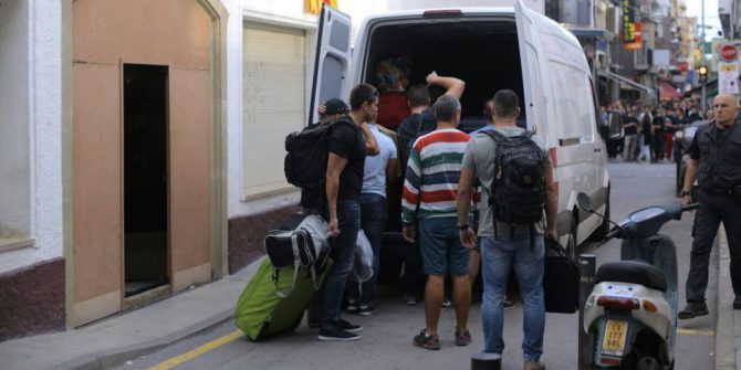 Varios guardias civiles abandonando este lunes uno de los hoteles de Calella (El País).
