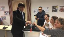 Puigdemont votando en un colegio electoral de Cornellà de Terri (Gerona)