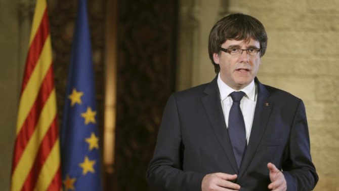 El presidente de la Generalitat, Carles Puigdemont, durante su declaración institucional tras la decisión del Gobierno de aplicar el artículo 155 en Cataluña