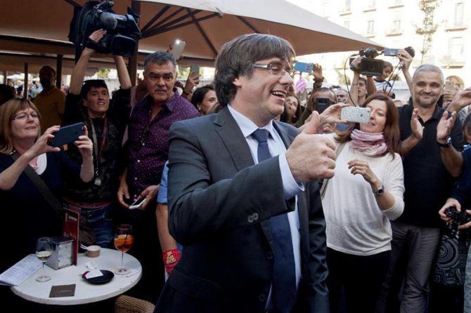 Puigdemont y su esposa pasean por Gerona entre vítores y aplausos