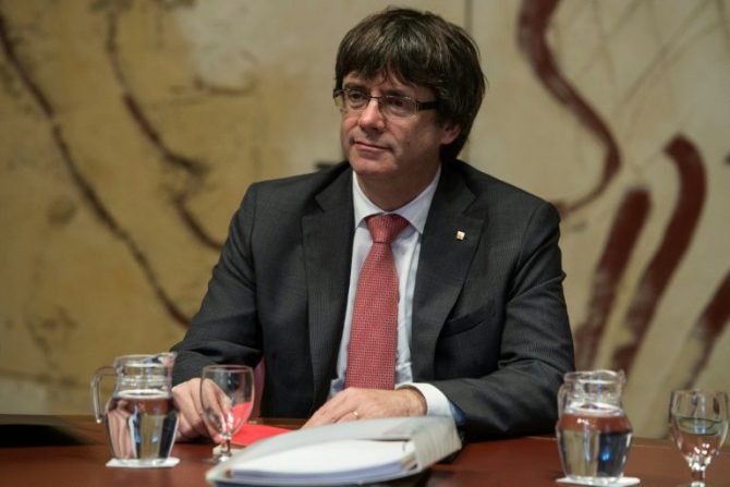 Carles Puigdemont preside la reunión del Gobierno catalán celebrada este martes 24 de octubre en el palacio de la Generalitat, en Barcelona