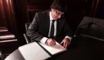 El presidente de la Generalitat, Carles Puigdemont, durante la firma de la ley. Generalitat de Catalunya