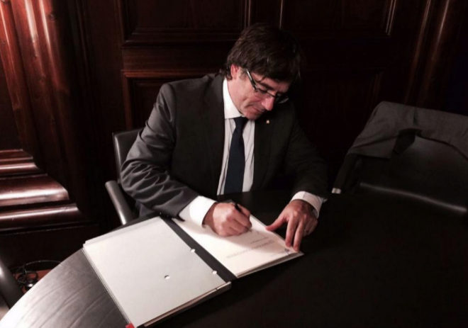 El presidente de la Generalitat, Carles Puigdemont, durante la firma de la ley. Generalitat de Catalunya